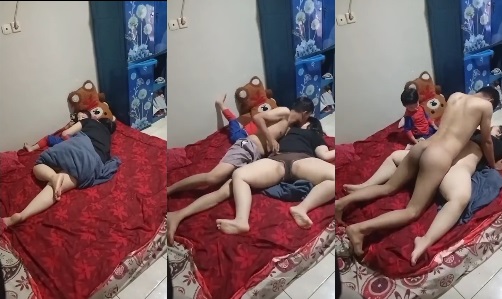 Bố Mẹ Làm Tình Bên Cạnh Con Nhỏ, Không Kìm Được Nữa